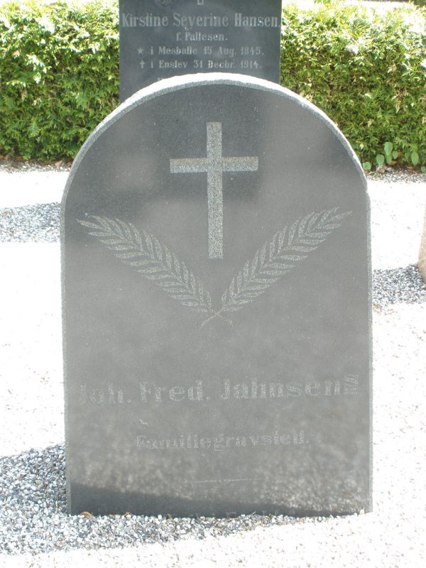 Joh. Fred. Jahnsen's familiegravsted.JPG